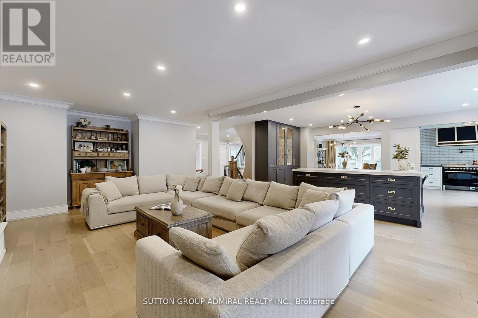 Photo 8 of 18 Tannery Court, Richmond Hill ON