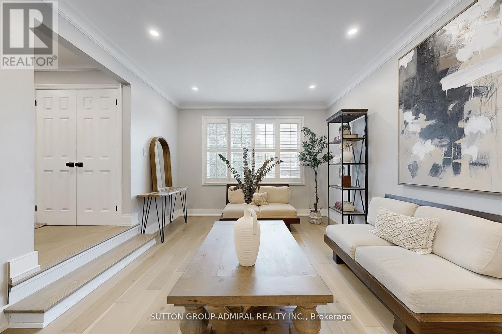 Photo 7 of 18 Tannery Court, Richmond Hill ON