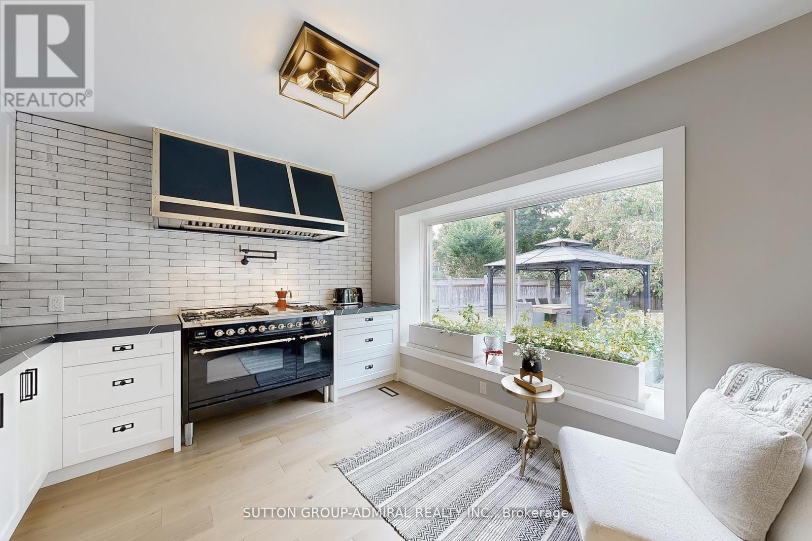 Photo 3 of 18 Tannery Court, Richmond Hill ON