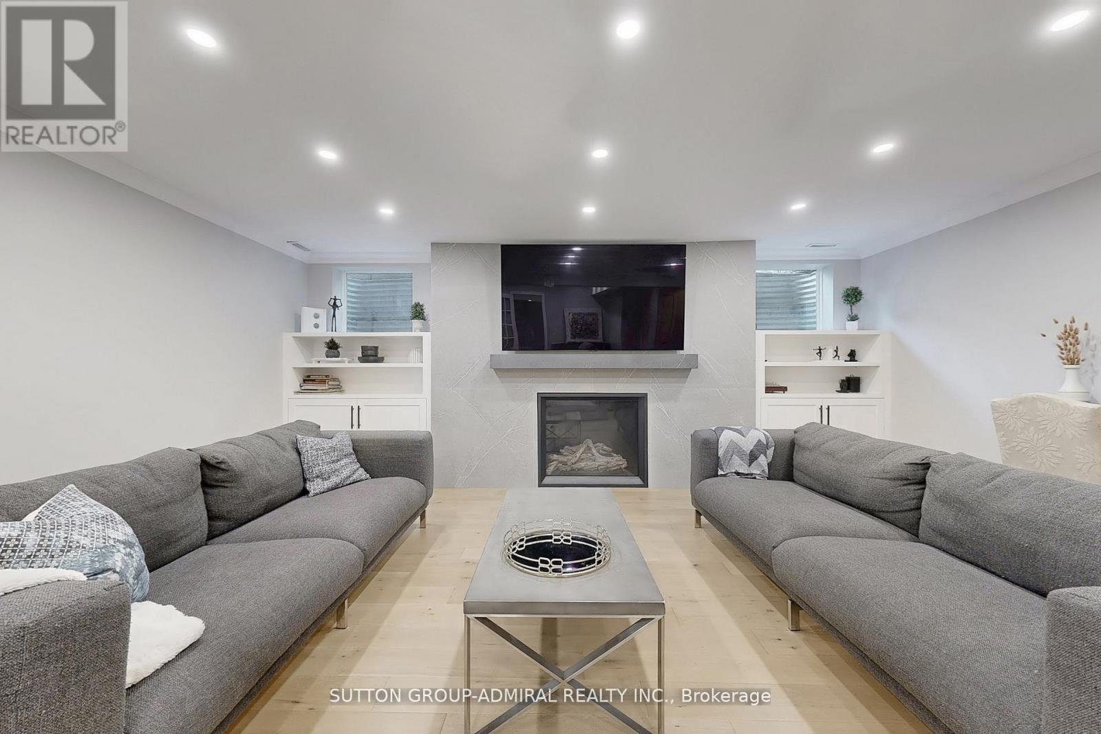 Photo 42 of 18 Tannery Court, Richmond Hill ON