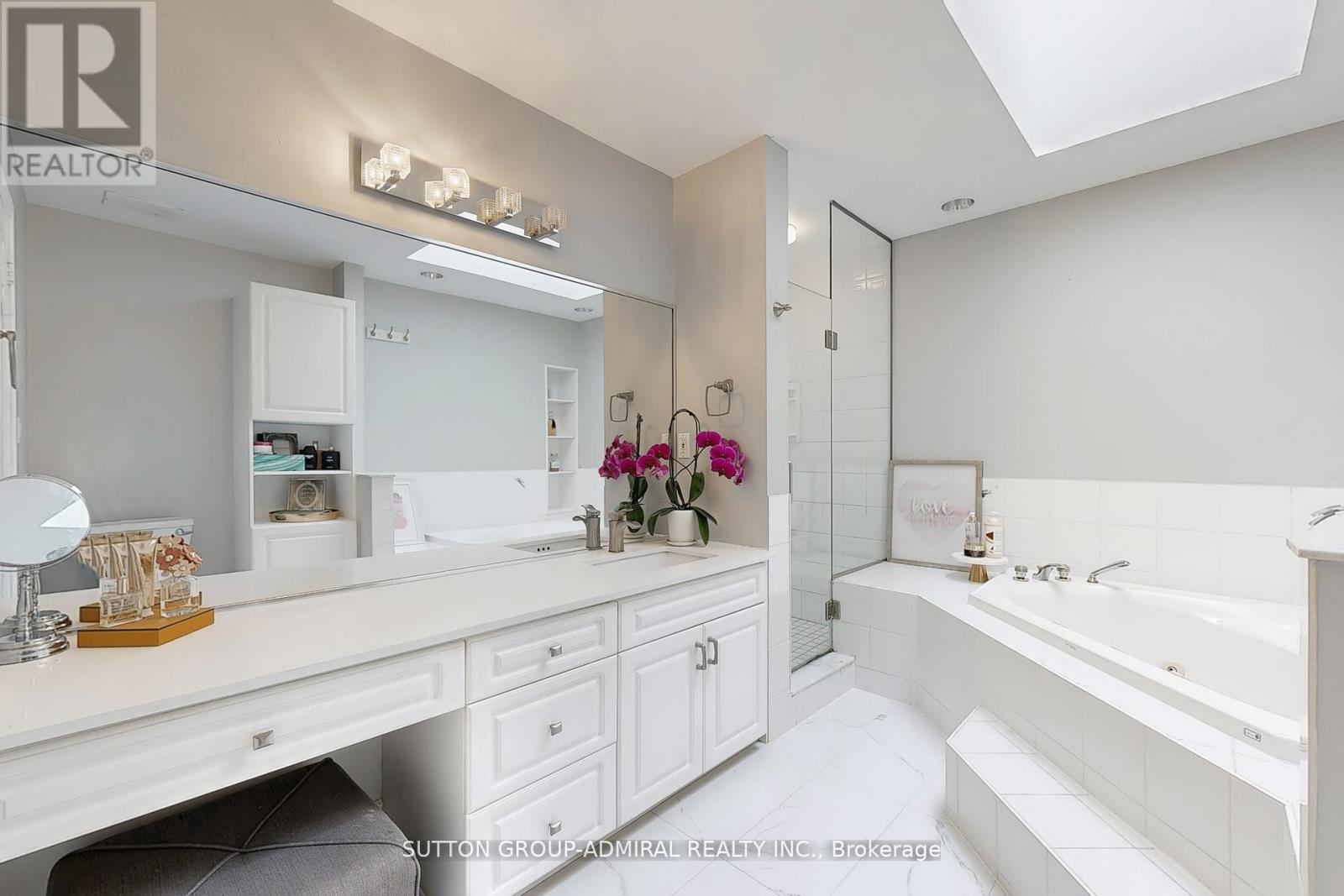 Photo 12 of 18 Tannery Court, Richmond Hill ON