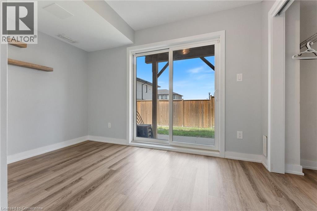 Photo 31 of 17 Mulhollard Lane, Ancaster ON
