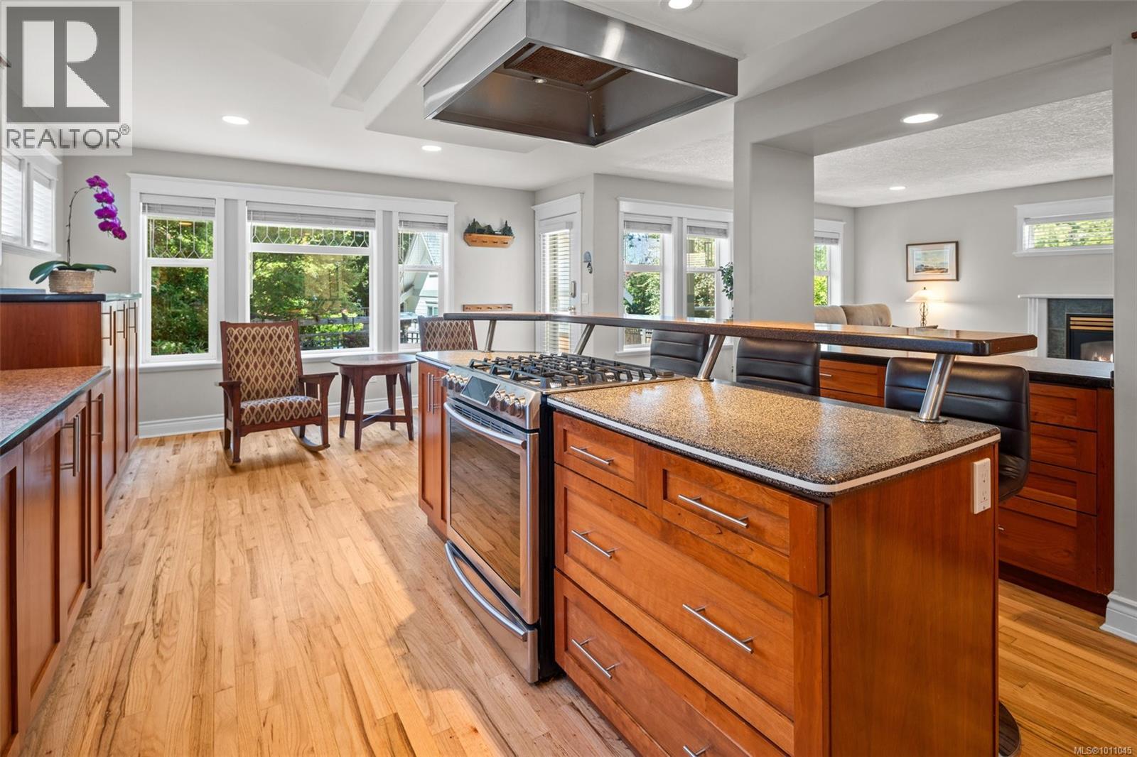 Photo 3 of 1644 Monterey Ave, Oak Bay BC