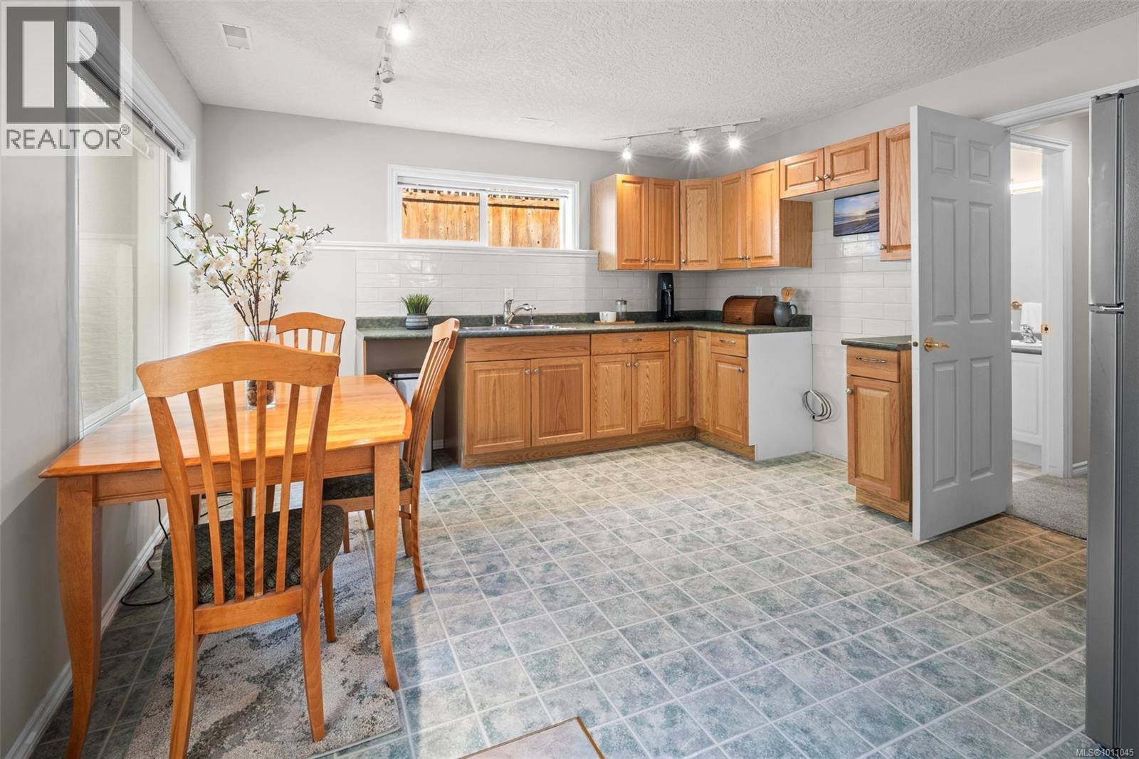 Photo 21 of 1644 Monterey Ave, Oak Bay BC
