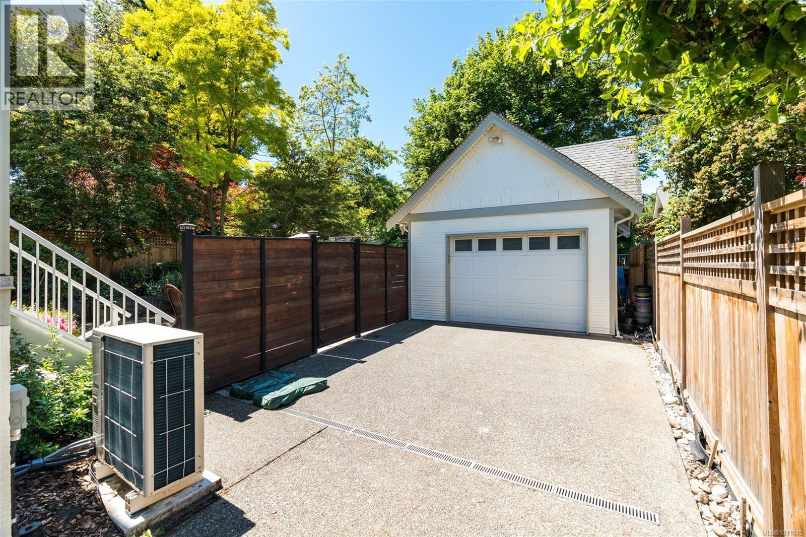 Photo 5 of 1644 Monterey Ave, Oak Bay BC