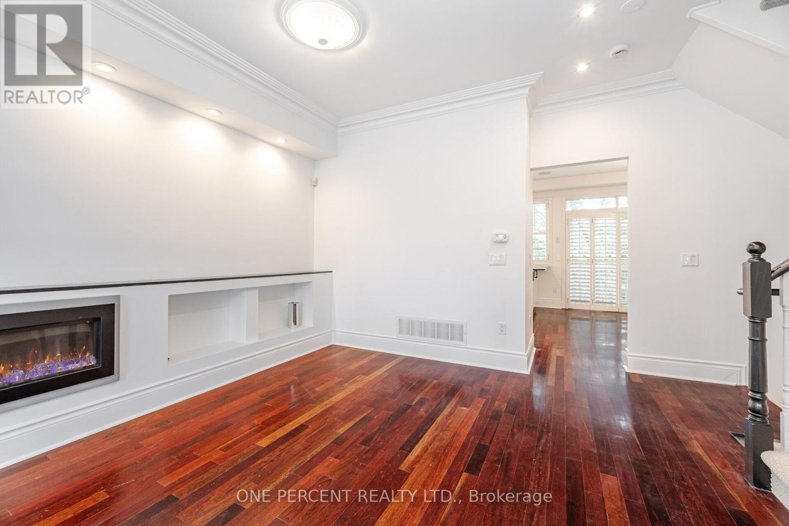 Photo 16 of 25 8038 Yonge Street, Vaughan ON