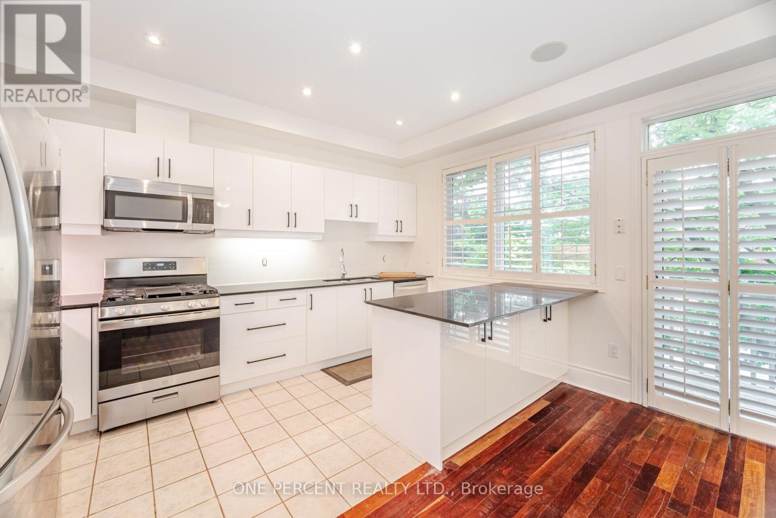 Photo 9 of 25 8038 Yonge Street, Vaughan ON