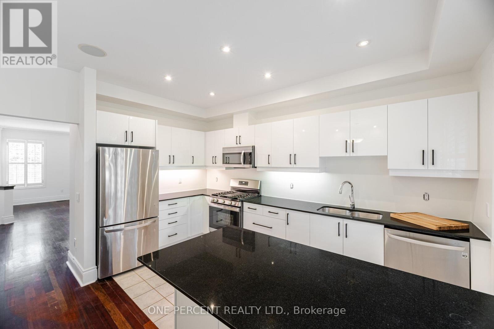 Photo 11 of 25 8038 Yonge Street, Vaughan ON
