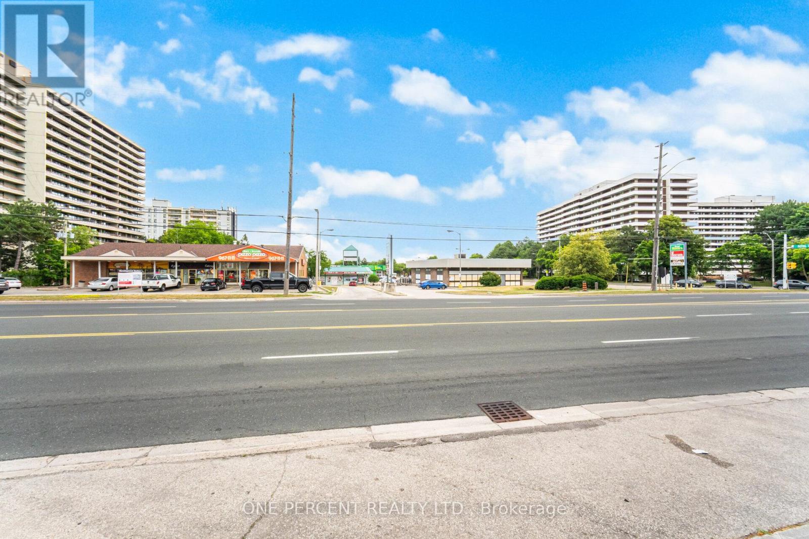 Photo 4 of 25 8038 Yonge Street, Vaughan ON