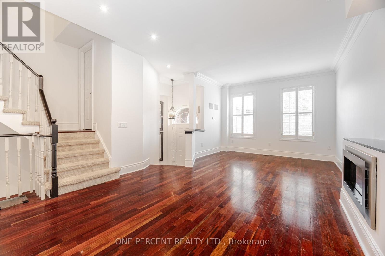 Photo 6 of 25 8038 Yonge Street, Vaughan ON