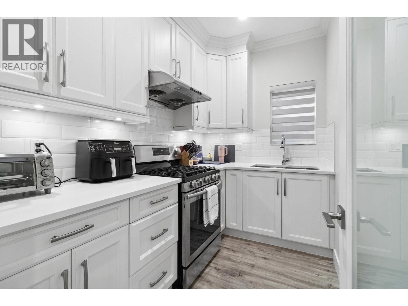 Photo 10 of 211 Hampton Street, New Westminster BC