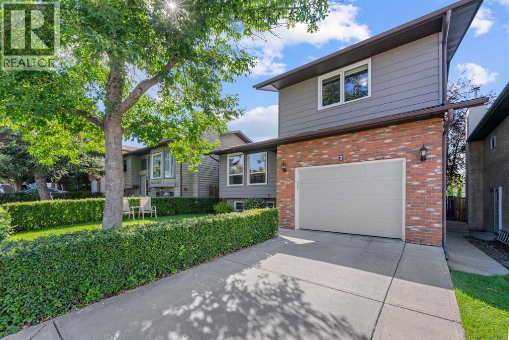 Single Family House 4 Level for Sale in  Bernard Court NW Beddington Heights Calgary 
