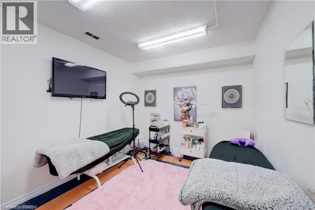Photo 36 of 325 Fairview Drive, Brantford ON