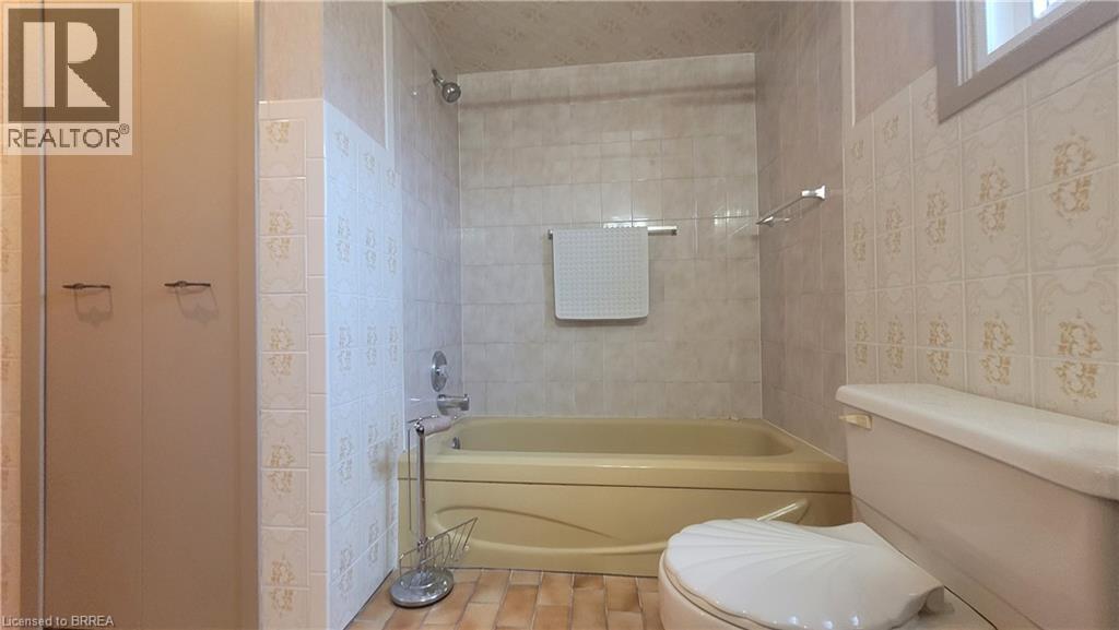 Photo 13 of 325 Fairview Drive, Brantford ON