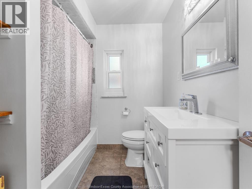 Photo 18 of 297 Fairview Boulevard, Windsor ON