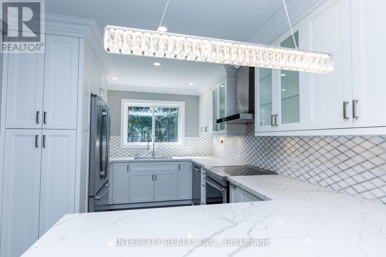 Photo 5 of 19 Marowyne Drive, Toronto ON