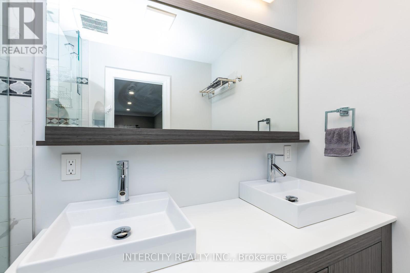 Photo 6 of 19 Marowyne Drive, Toronto ON