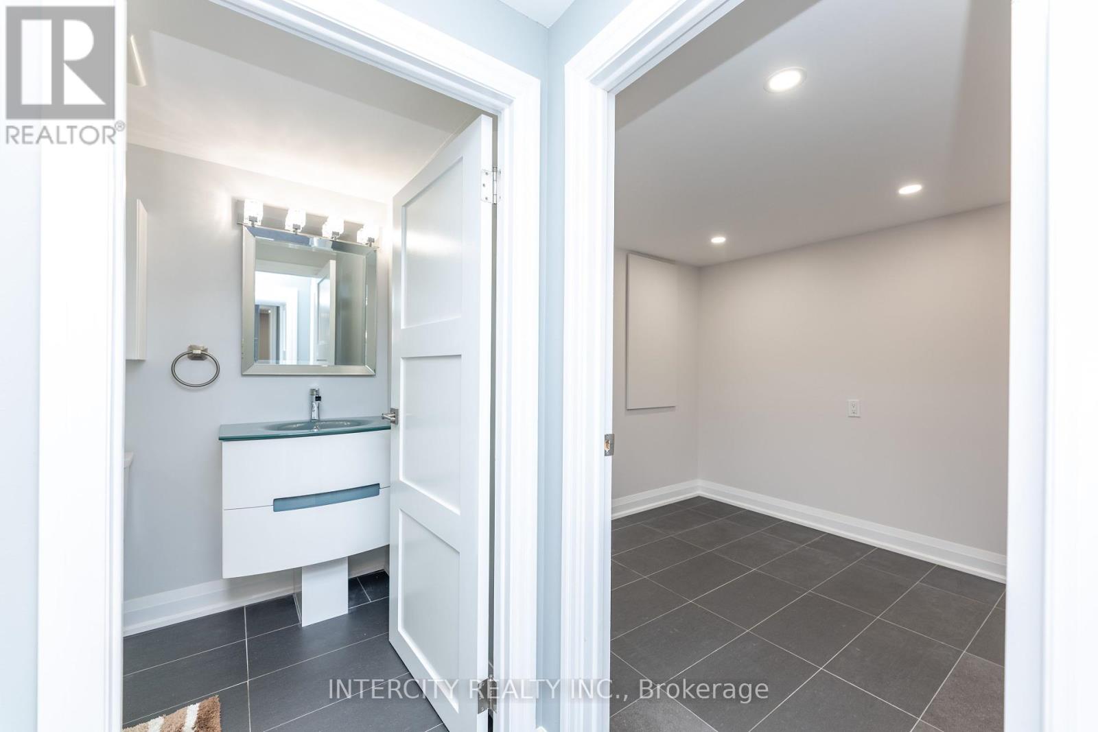 Photo 26 of 19 Marowyne Drive, Toronto ON