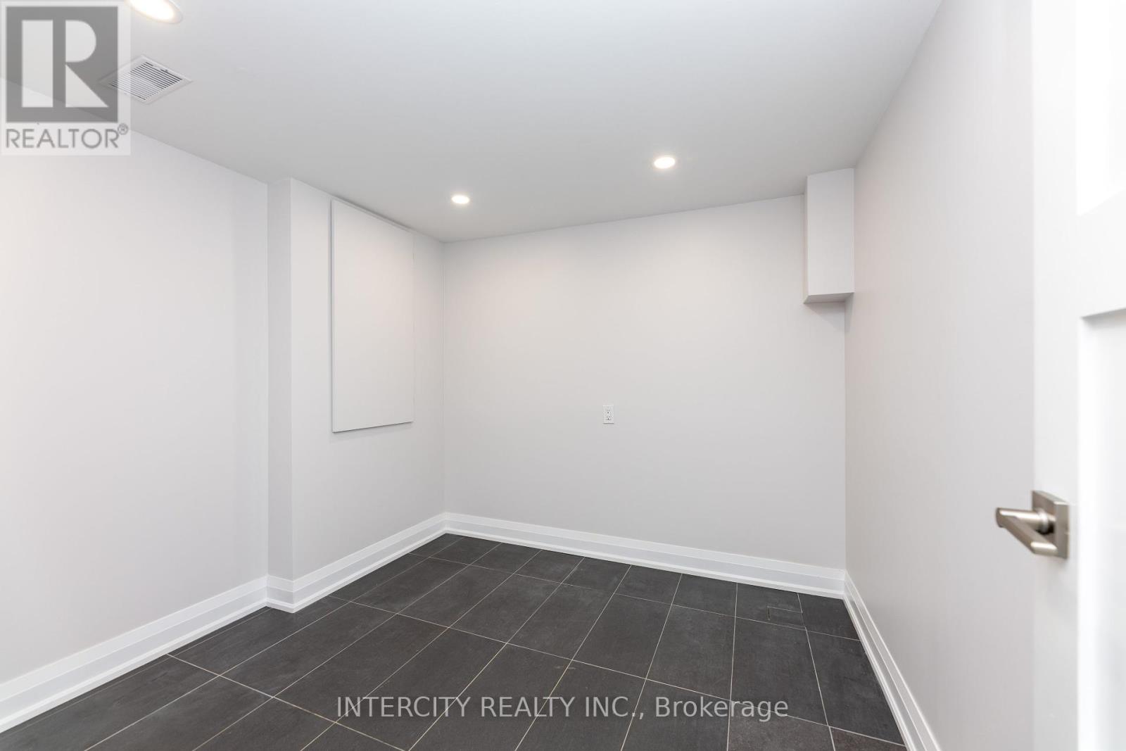 Photo 27 of 19 Marowyne Drive, Toronto ON