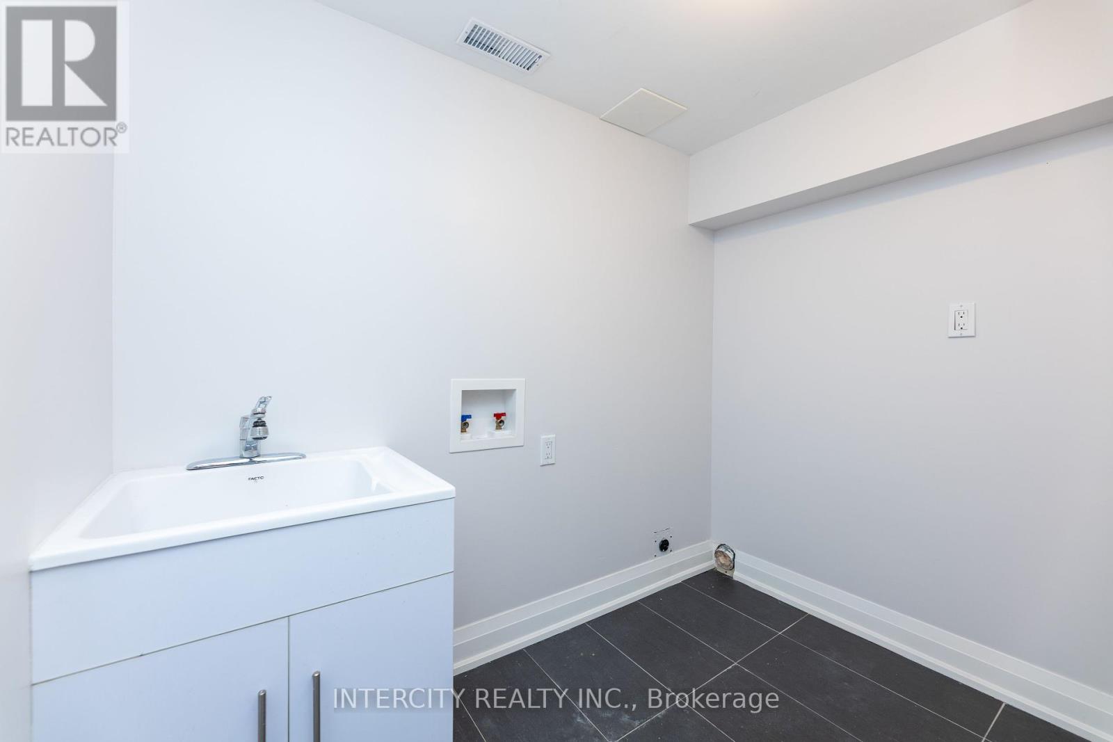 Photo 3 of 19 Marowyne Drive, Toronto ON