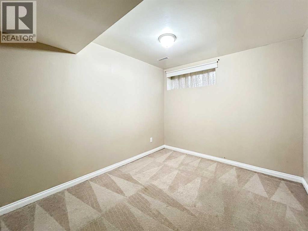 Photo 2 of 245 Pickles Crescent, Fort Mcmurray AB