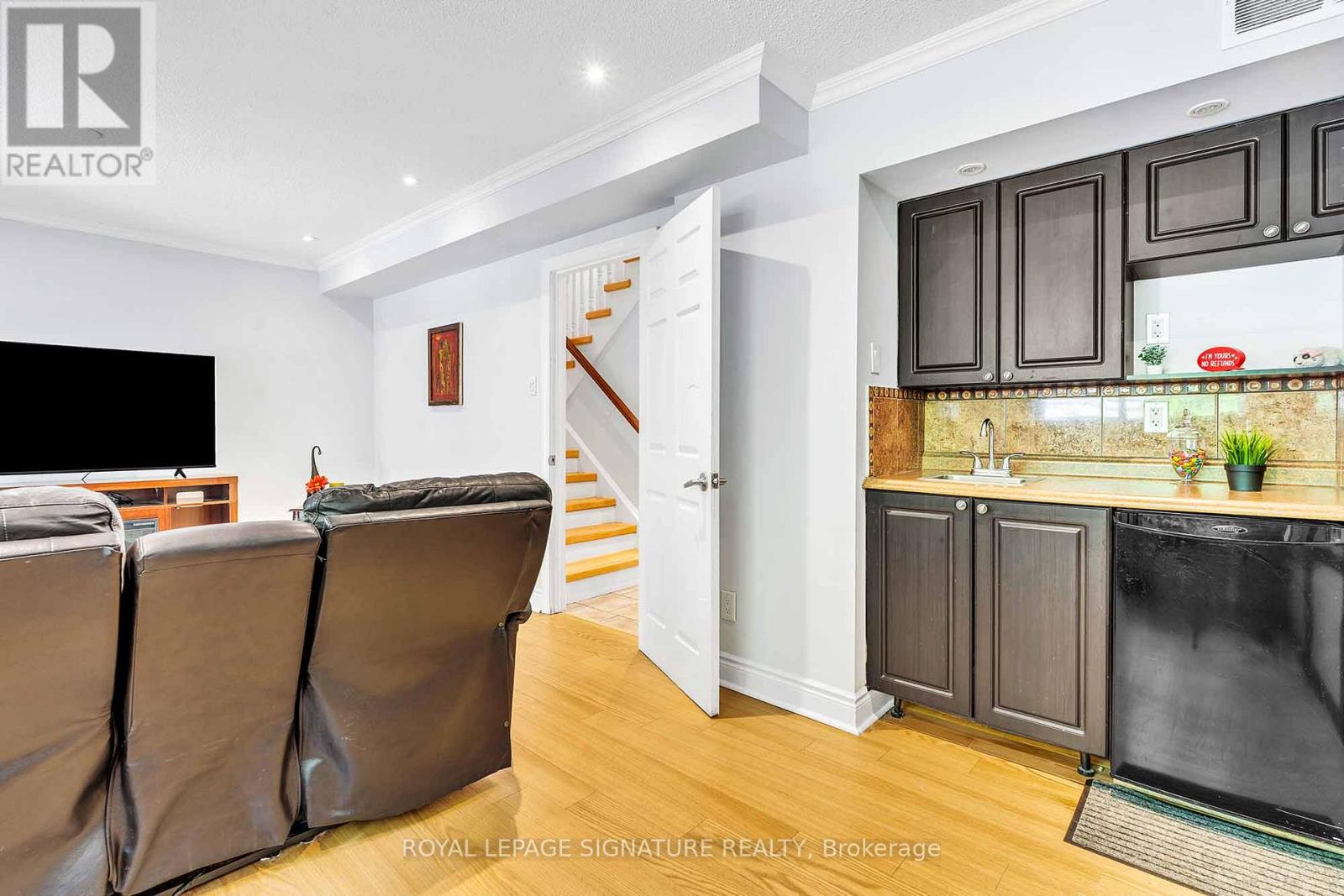 Photo 11 of 14 Poplar Crescent, Aurora ON