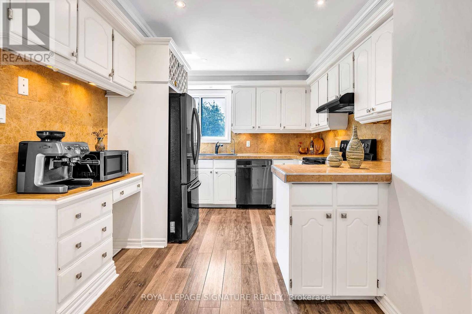 Photo 15 of 14 Poplar Crescent, Aurora ON