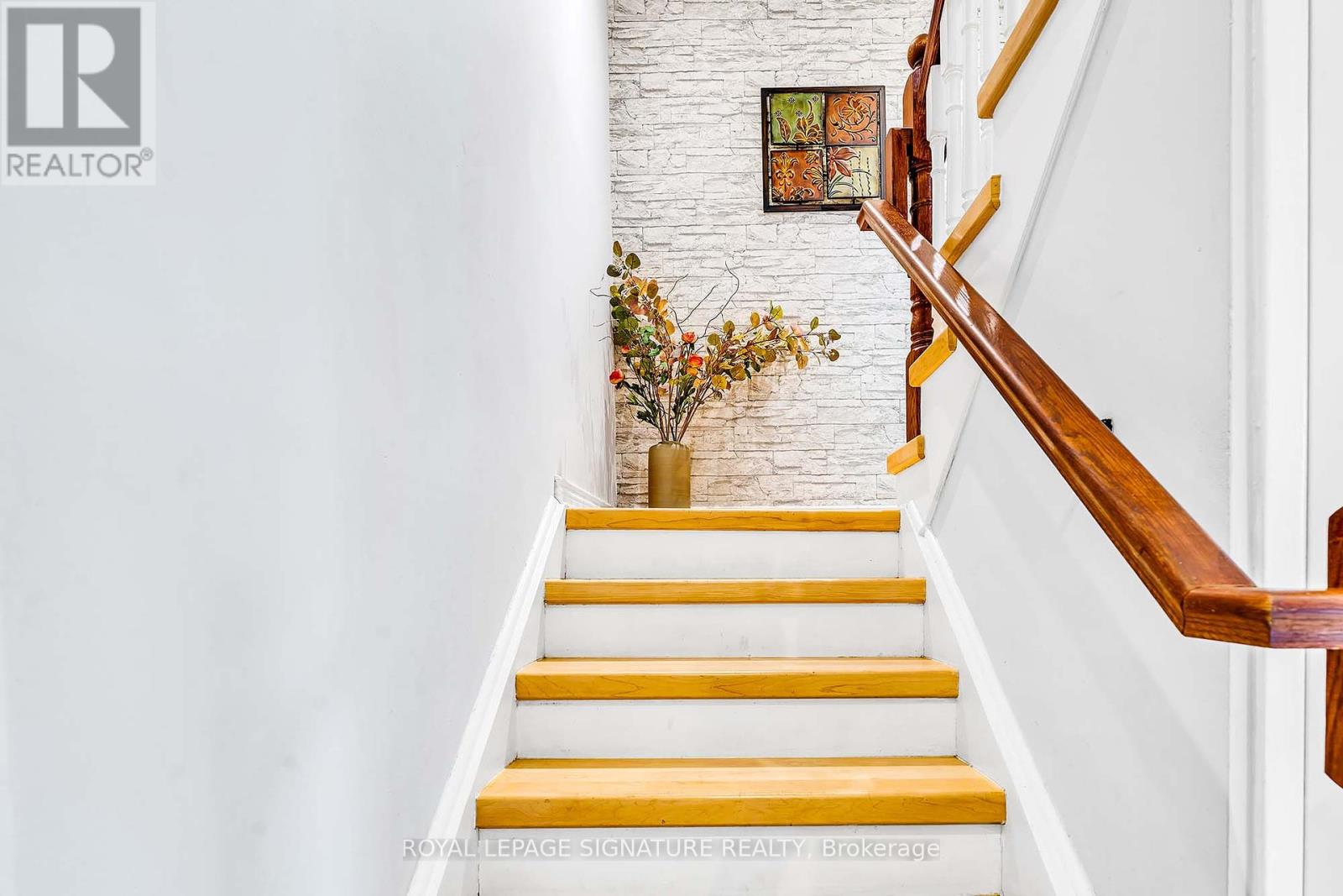 Photo 12 of 14 Poplar Crescent, Aurora ON
