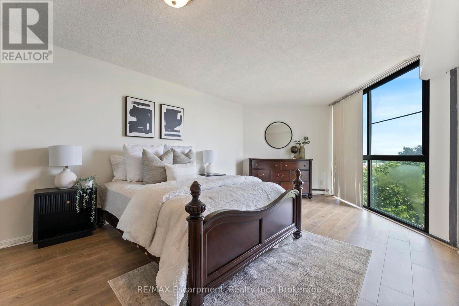Photo 5 of 602 1230 Marlborough Court, Oakville ON