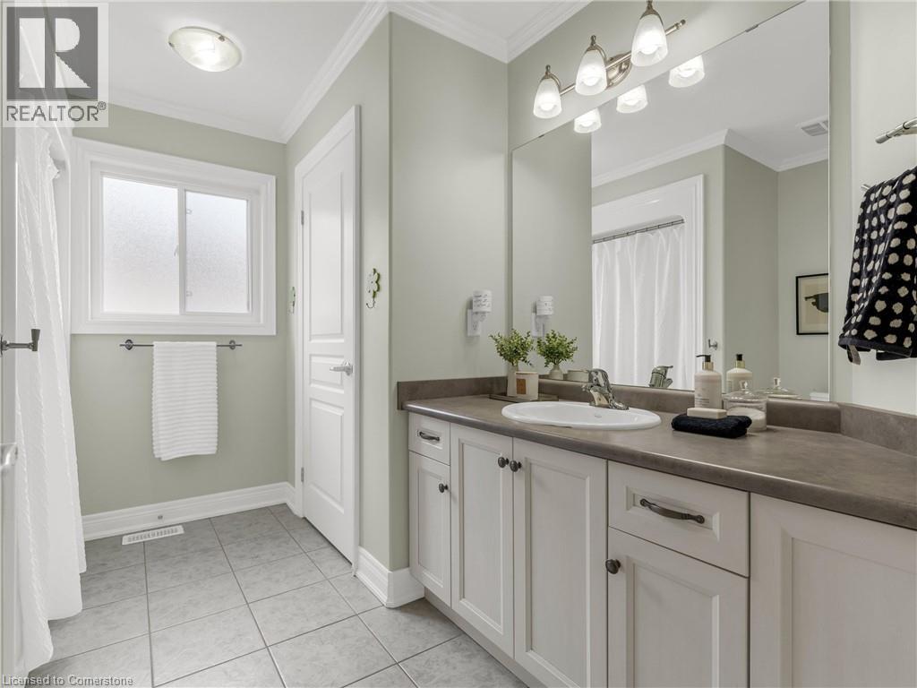 Photo 6 of 4957 Gilmore Street, Beamsville ON