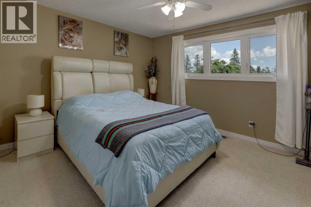 Single Family House Bi-level for Sale in  Rundleview Drive NE Rundle Calgary 