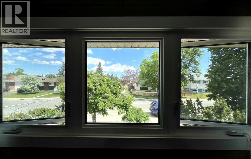 Single Family House Bi-level for Sale in  Rundleview Drive NE Rundle Calgary 
