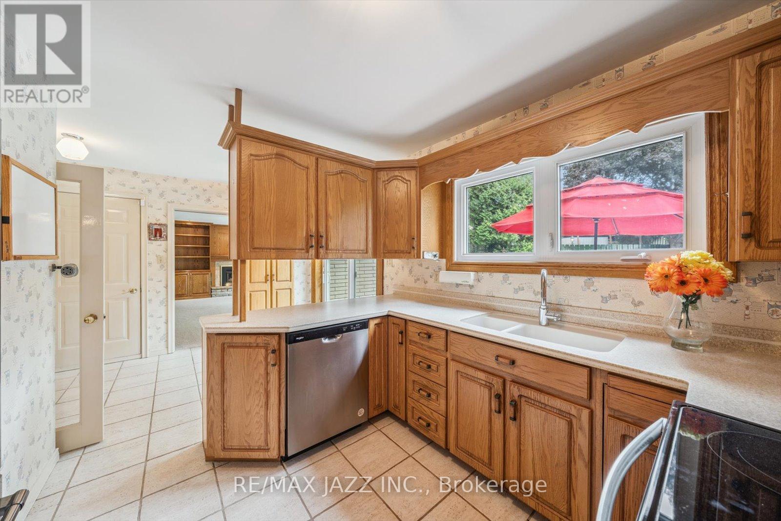Photo 10 of 973 Orchid Court, Oshawa ON