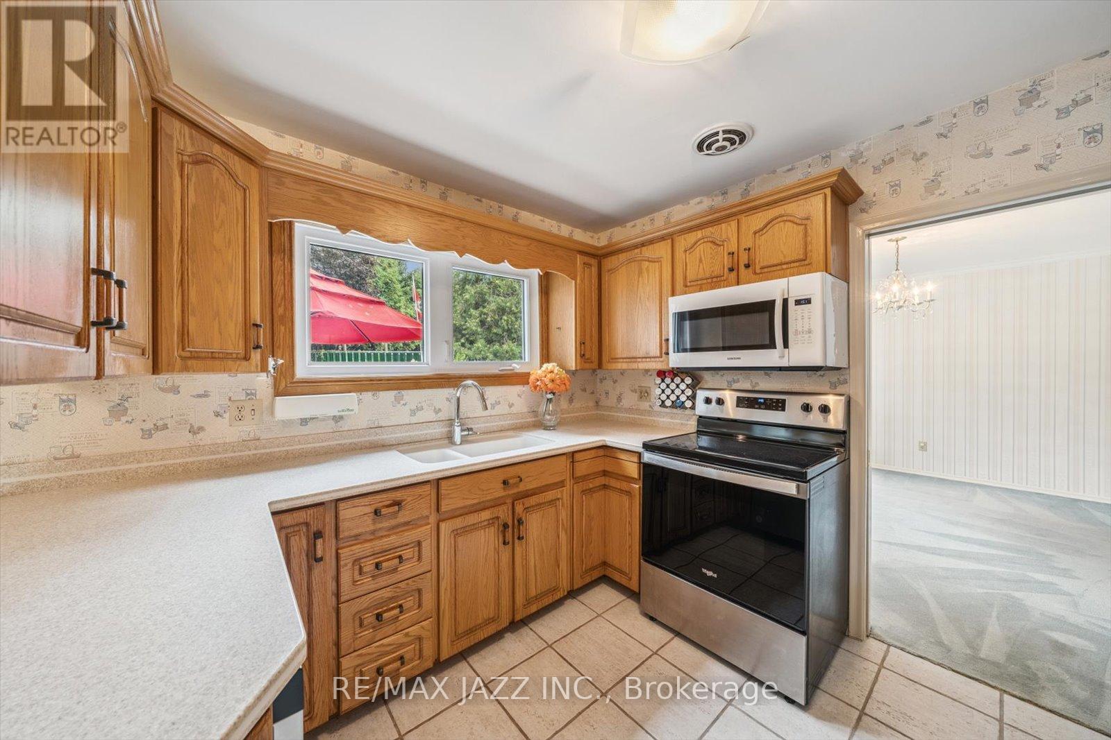 Photo 11 of 973 Orchid Court, Oshawa ON