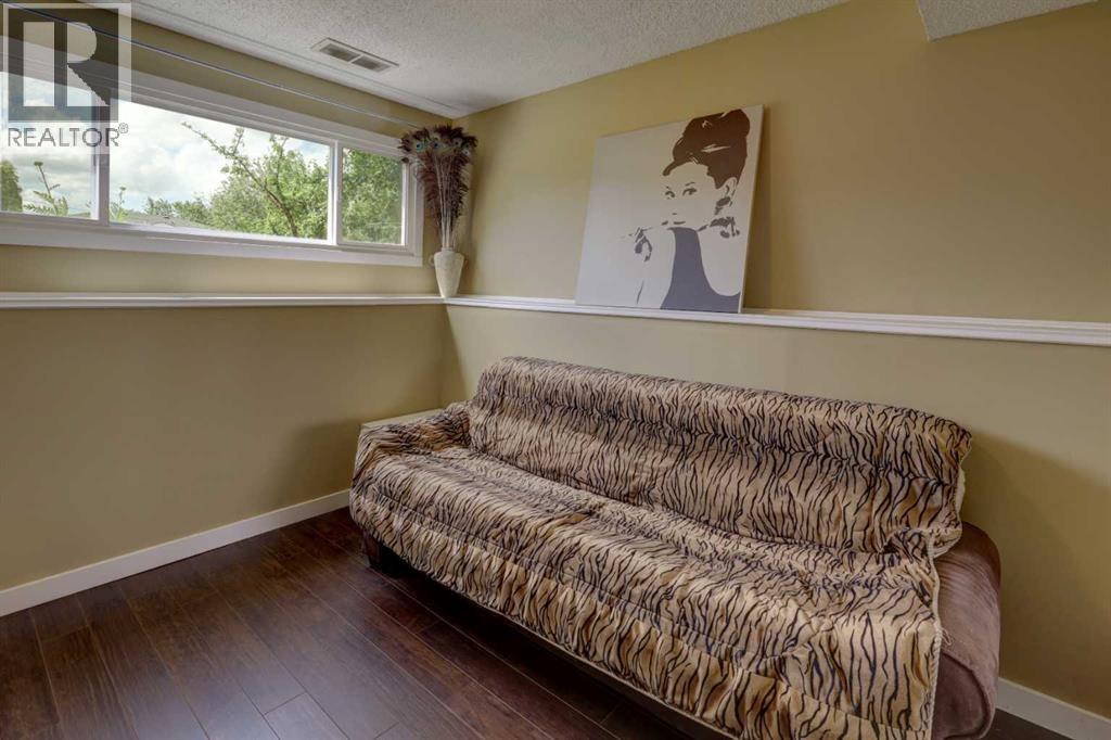 Single Family House Bi-level for Sale in  Rundleview Drive NE Rundle Calgary 
