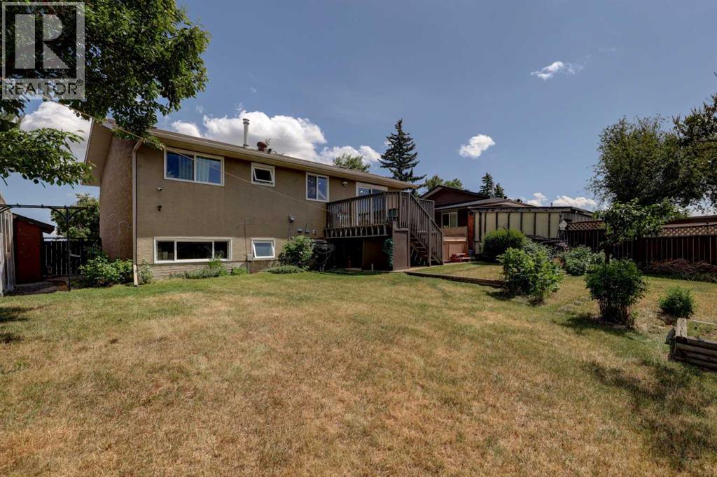 Single Family House Bi-level for Sale in  Rundleview Drive NE Rundle Calgary 