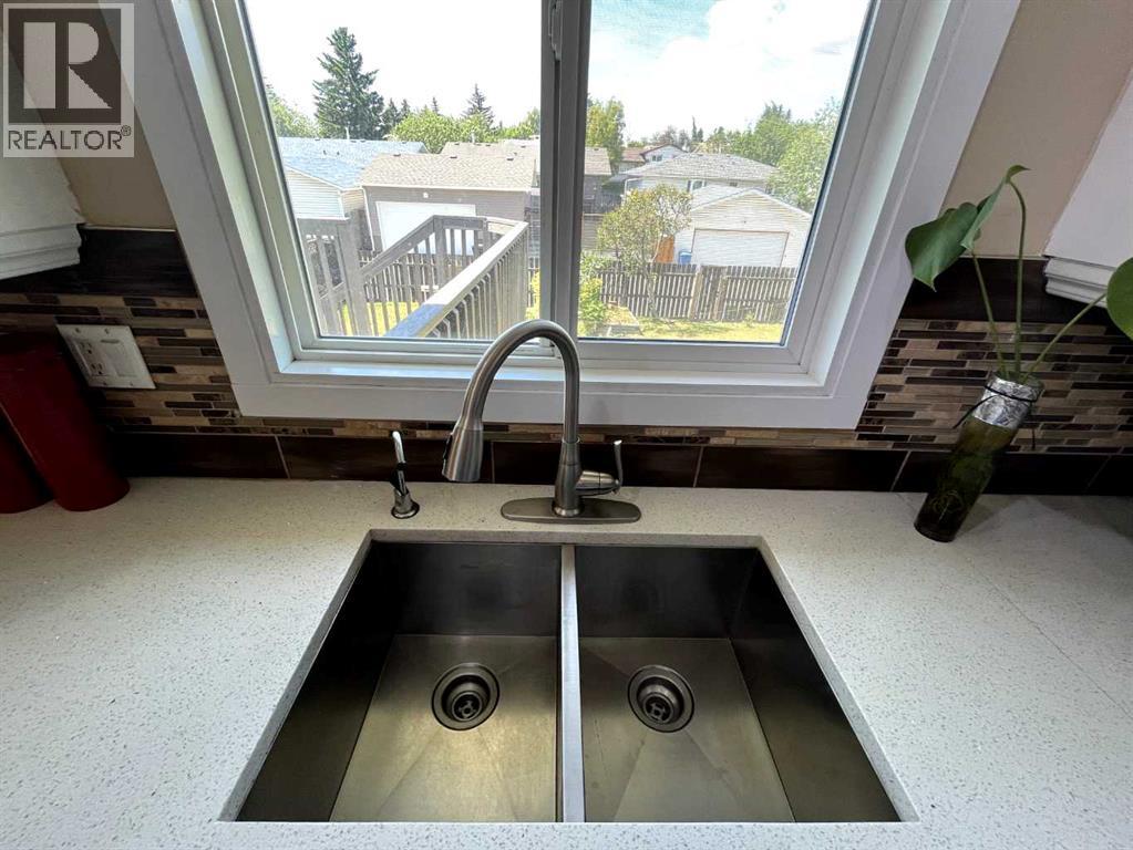 Single Family House Bi-level for Sale in  Rundleview Drive NE Rundle Calgary 