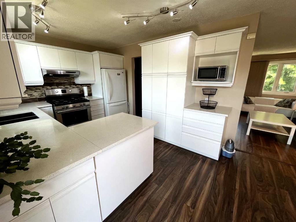 Single Family House Bi-level for Sale in  Rundleview Drive NE Rundle Calgary 