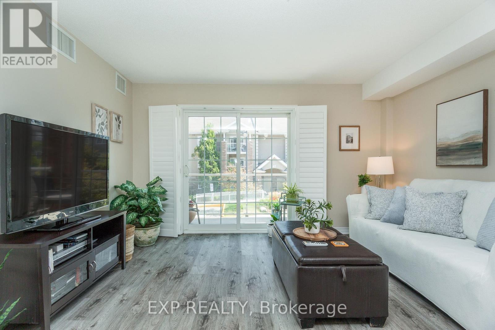 Photo 2 of 18 39 Coulter Street, Barrie ON