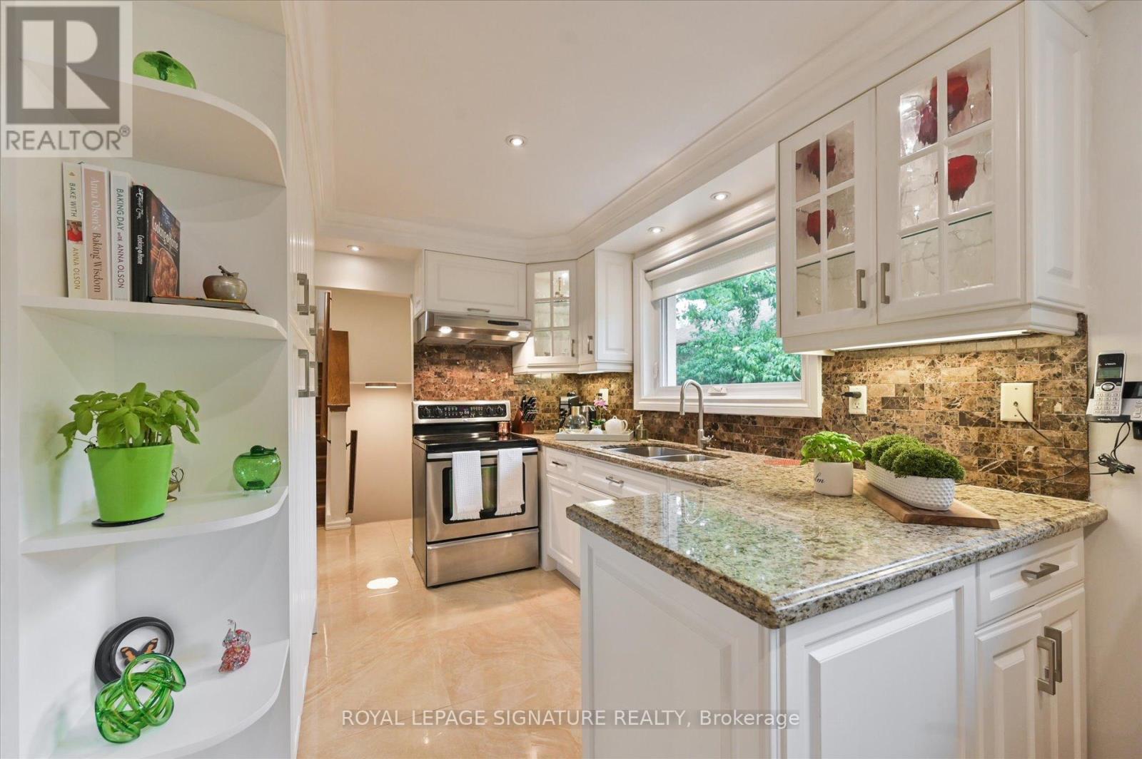 Photo 12 of 113 Carsbrooke Road, Toronto ON
