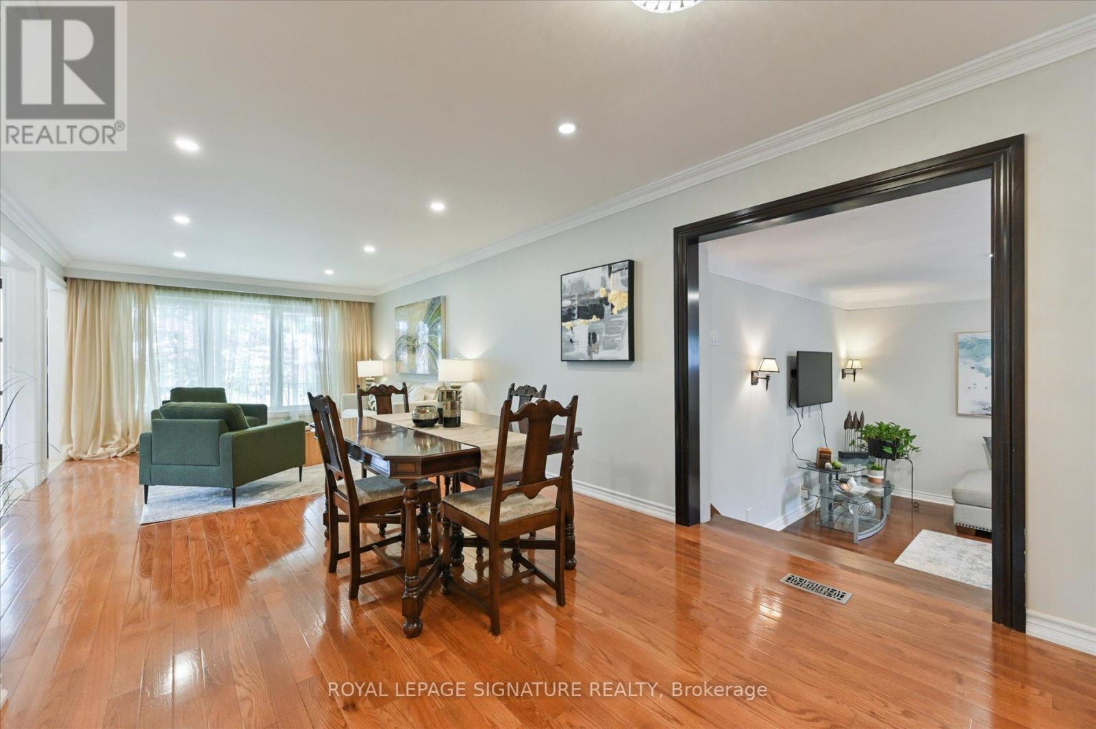 Photo 18 of 113 Carsbrooke Road, Toronto ON