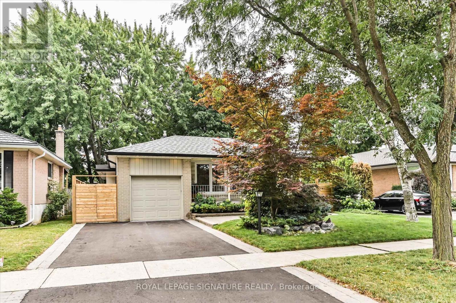 Photo 2 of 113 Carsbrooke Road, Toronto ON