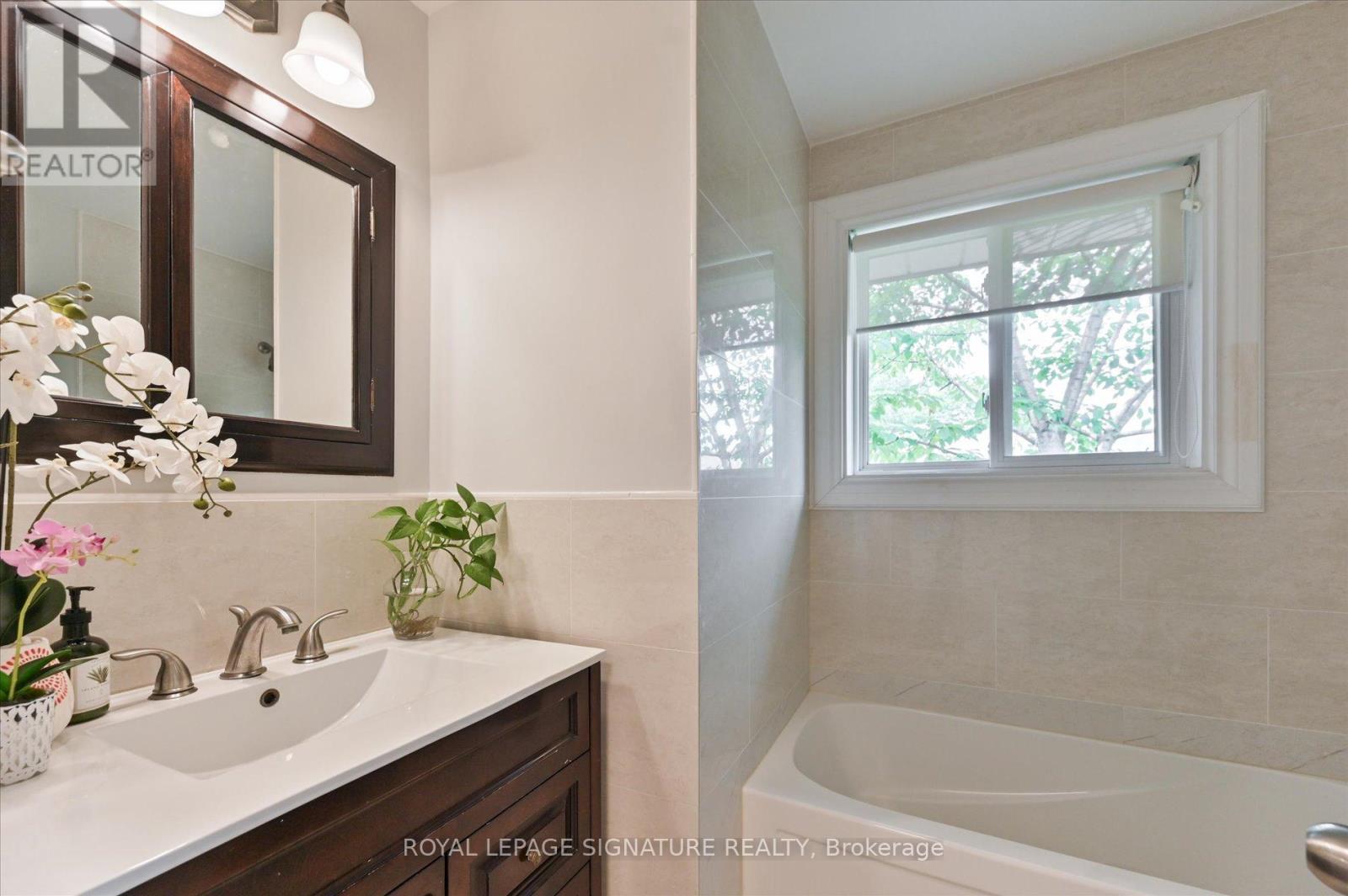 Photo 29 of 113 Carsbrooke Road, Toronto ON