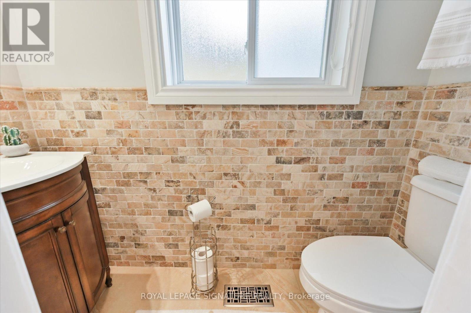 Photo 31 of 113 Carsbrooke Road, Toronto ON