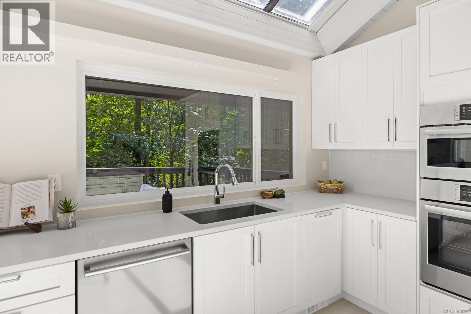 Photo 7 of 969 Sunnywood Crt, Saanich BC