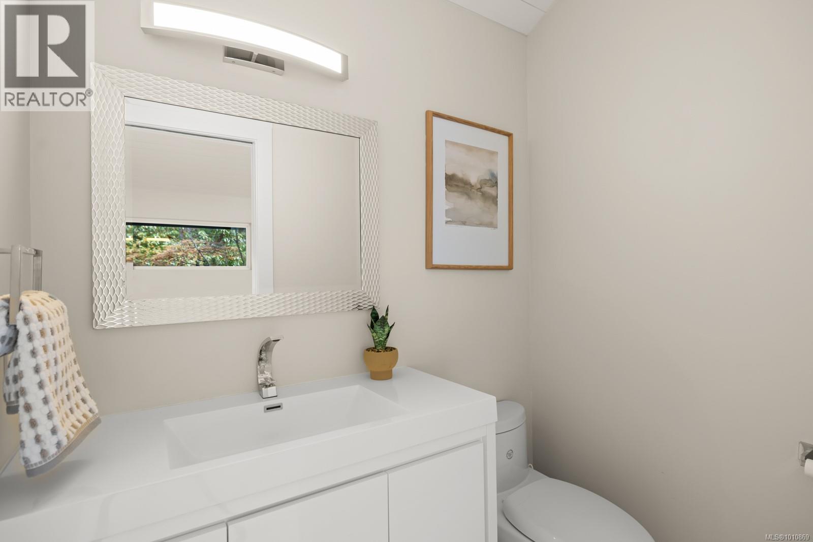 Photo 15 of 969 Sunnywood Crt, Saanich BC