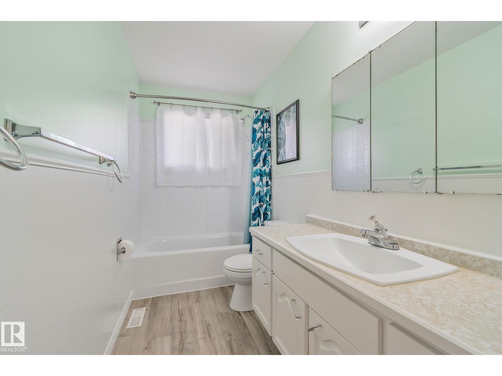 Photo 13 of 14815 96 St Nw, Edmonton AB
