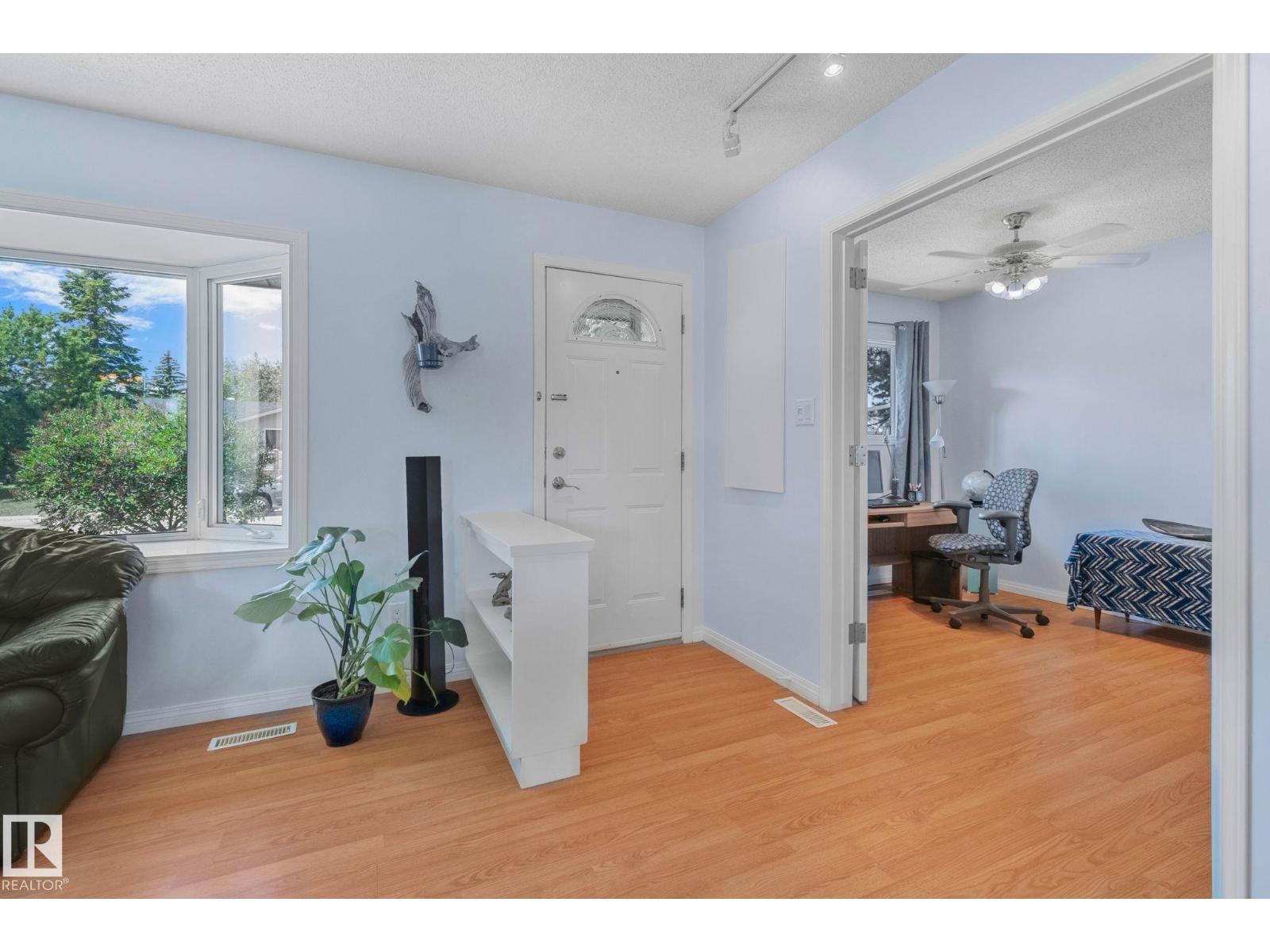 Photo 3 of 14815 96 St Nw, Edmonton AB