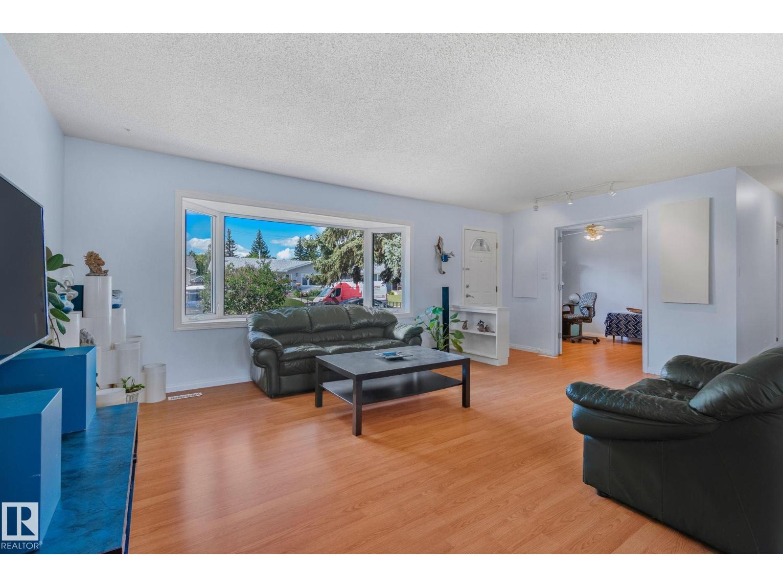 Photo 4 of 14815 96 St Nw, Edmonton AB