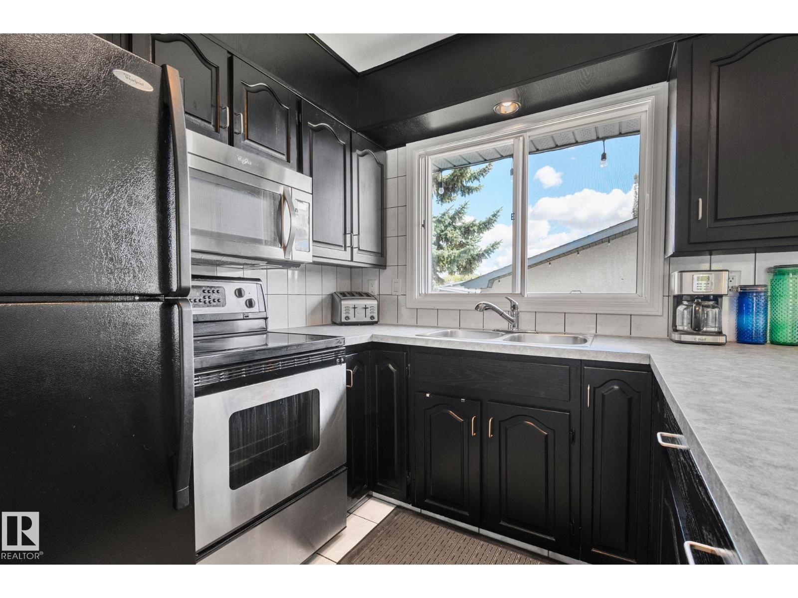 Photo 9 of 14815 96 St Nw, Edmonton AB